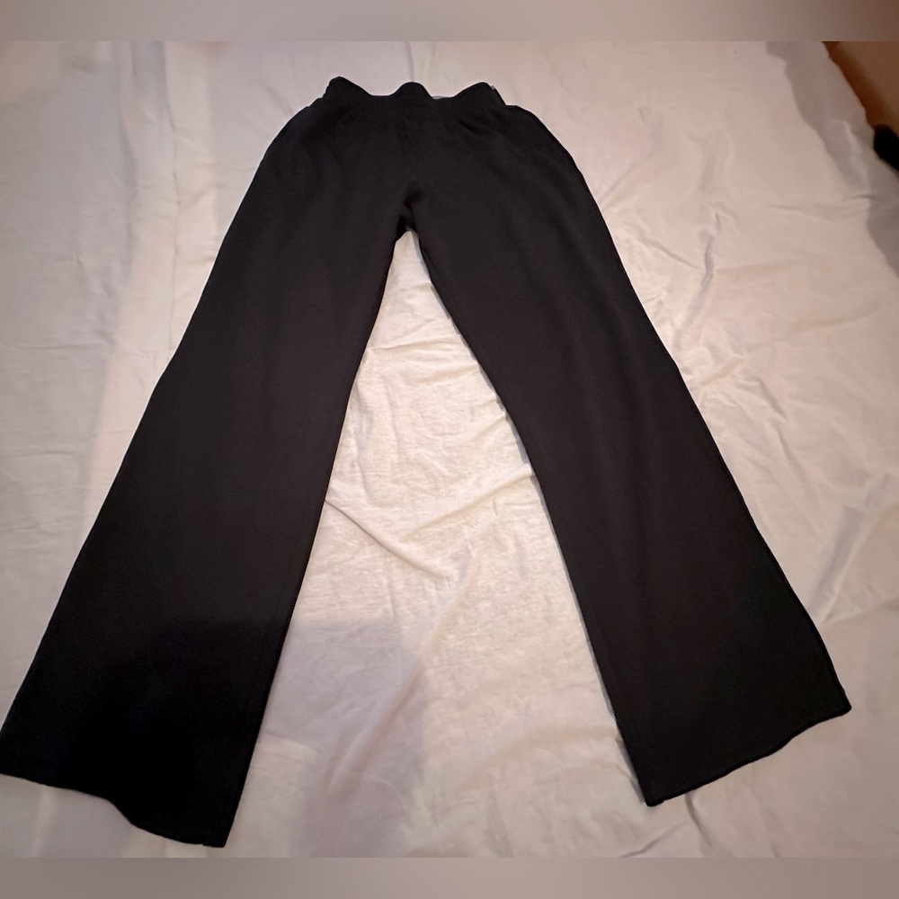UnderArmour women’s athletic/jogging pants.  Size S.